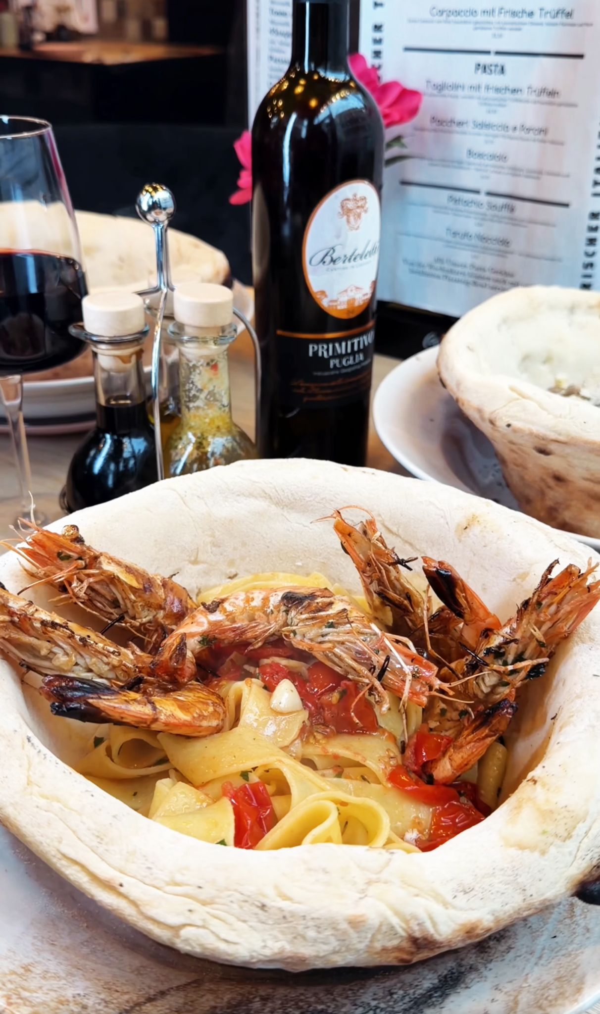 Pasta mit Garnelen in einer essbaren Schale