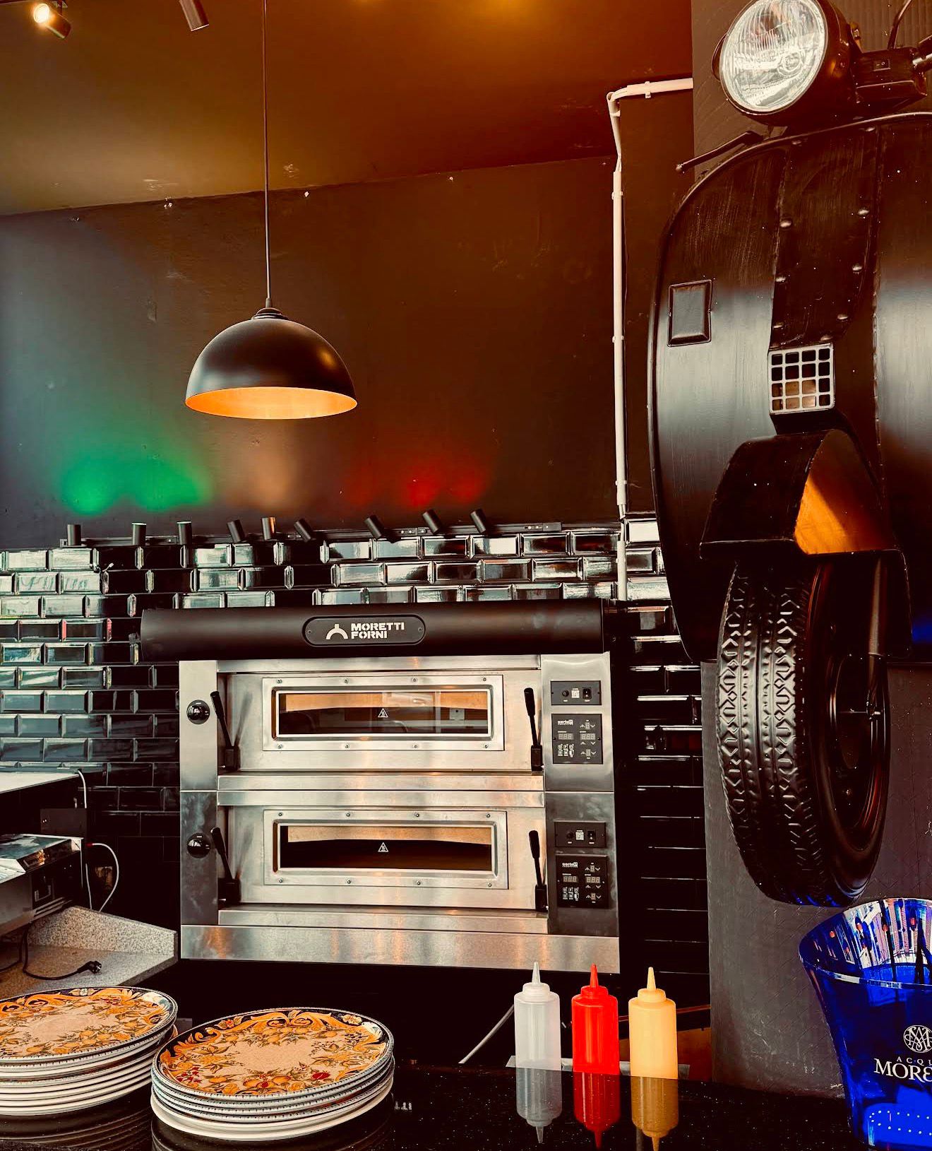 Innenbereich mit Pizzaofen bei Pino's Pizza Little Italy